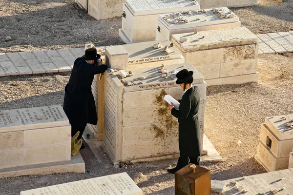 Os judeus rezam nas sepulturas dos antepassados no Monte das Oliveiras em Jerusalém — Fotografia de Stock