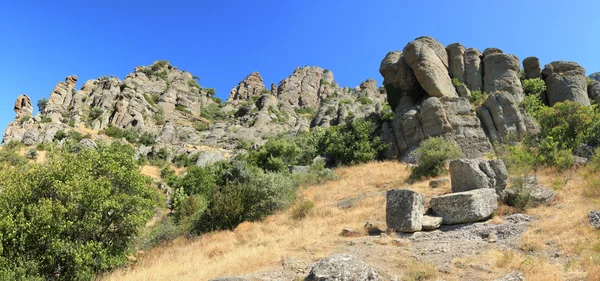 Majestic mountain panorama.cliffs of whimsical form. — Stock Photo, Image