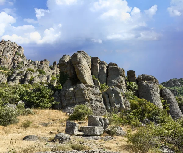 Majestic mountain panorama.cliffs of whimsical form. — Stock Photo, Image