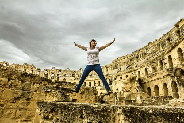 女孩跳投罗马 amphitheatr 背景 — 图库照片