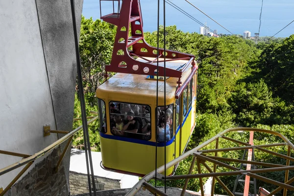 Cabo amarelo no Monte Ai-Petri é enviado para baixo, Crimeia, Ucrânia — Fotografia de Stock