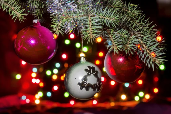 Kerstballen op de boom tegen een achtergrond van kleurrijke brig — Stockfoto