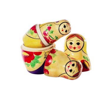 Beyaz bir arka plan üzerinde renkli bebek matrioshka