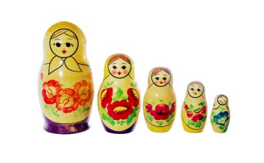 Beyaz bir arka plan üzerinde renkli bebek matrioshka