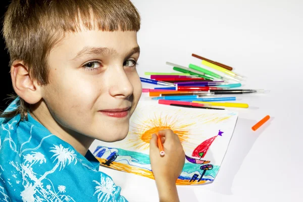 Der Junge zeichnet ein Bild mit bunten Markierungen — Stockfoto