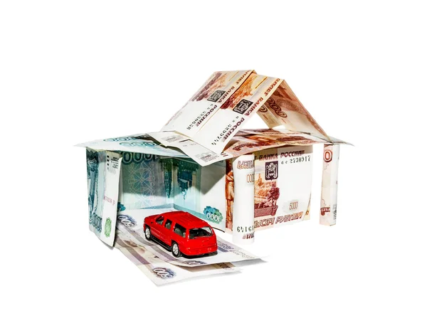 Hus gjort av sedlar med en leksaksbil — Stockfoto