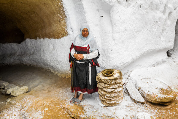 Жители подземных домов-троллейбусов в национальных одеждах
