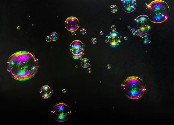 Bulles multicolores sur un fond sombre — Photo