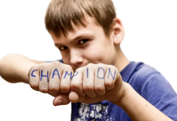 Un garçon se tient dans une pose de combat, avec les mots "champion" sur — Photo