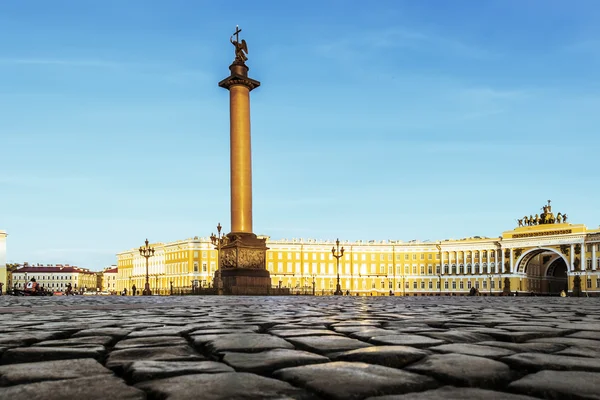 Alexandrův sloup na náměstí palác v Petrohradu — Stock fotografie