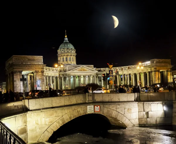 Kazanin katedraali Pietarissa kuunvalossa yöllä — kuvapankkivalokuva