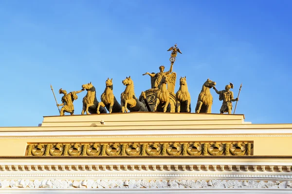 Escultura no Arco do Edifício do Estado-Maior no Palácio Sq — Fotografia de Stock