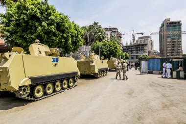zırhlı araçlar ve asker Ulusal Müzesi önünde ben