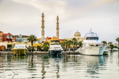 Hurghada, hurghada marina alacakaranlıkta limanında demirli yatlar