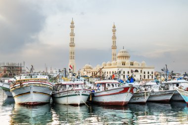 Hurghada, hurghada marina günbatımında limanda balıkçı tekneleri