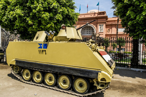 Бронетехника и солдаты перед Национальным музеем и
