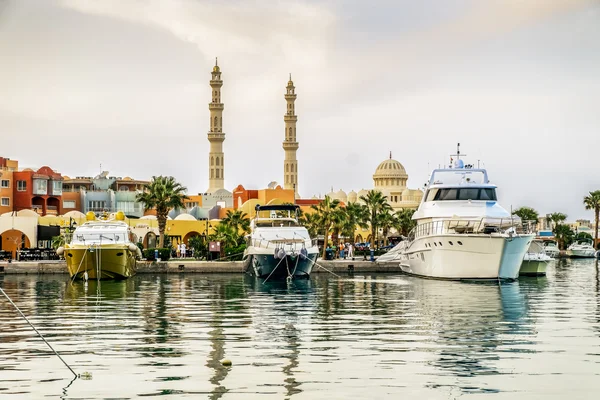 Jachten in de haven van hurghada, hurghada marina in de schemering aangemonsterd — Stockfoto