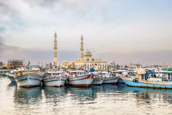 Fischerboote im Hafen von Hurghada, Hurghada Marina bei Sonnenuntergang — Stockfoto