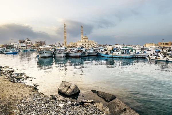 Barcos de pesca no porto de Hurghada, na Marina de Hurghada ao pôr do sol — Fotografia de Stock