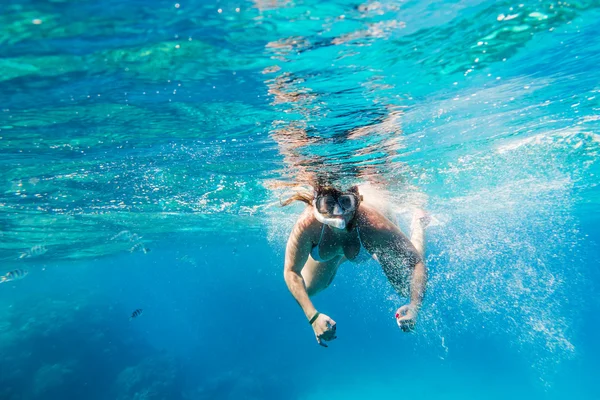 Ragazza nuota con una maschera sott'acqua nel mare — Foto Stock