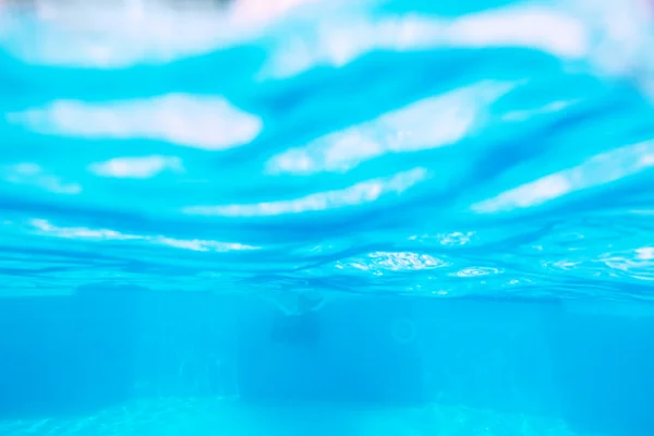 Vista desde la superficie del agua bajo el agua —  Fotos de Stock