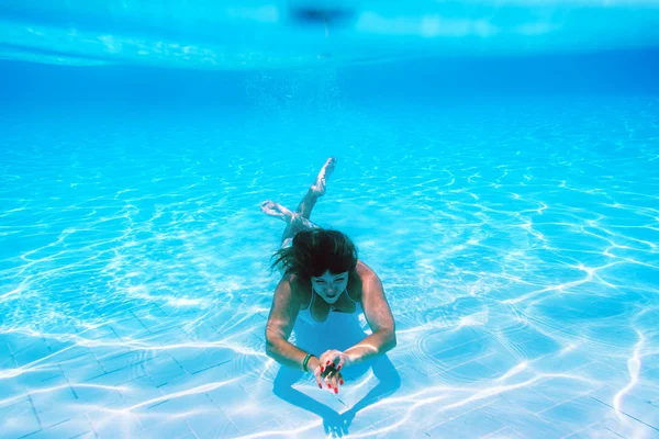 Meisje zwemt onder water in het zwembad — Stok fotoğraf