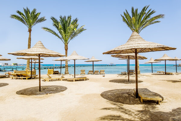 Песчаные пляжи с зонтиками на Красном море в Эгипте, Хургада
