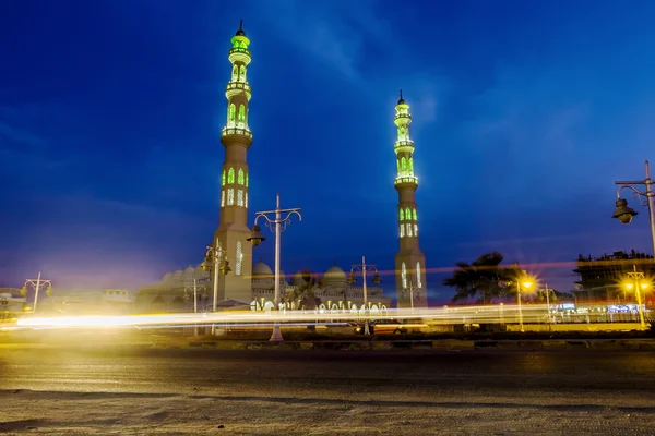 Gece aydınlatma ile Mısır'daki Hurghada şehirdeki Camii — Stok fotoğraf