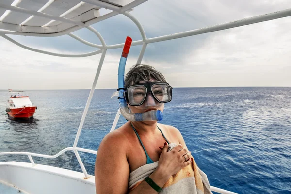 Dívka v masce pro pózuje na pozadí moř — Stock fotografie