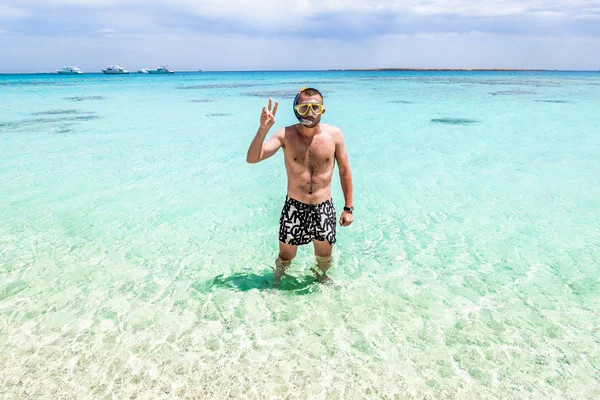 Mannen i masken för poserar mot bakgrund av den vackra — Stockfoto