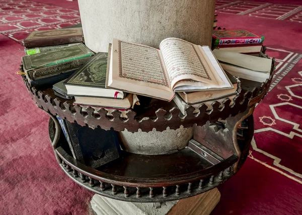 Godsdienstige boeken in de moskee van amr ibn al-aasa in Egypte in cai — Stockfoto