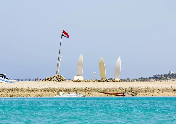 Surfbrädor och flagga Egypten vid Röda havets strand — Stockfoto