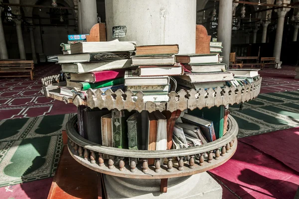 Godsdienstige boeken in de moskee van amr ibn al-aasa in Egypte in cai — Stockfoto