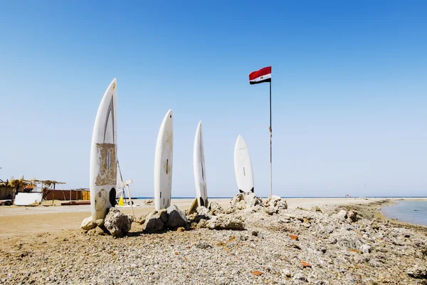 Planches de surf et drapeau de l'Egypte à la plage de la mer Rouge — Photo