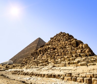 Giza'da piramit arka planda güneş, cairo, Mısır