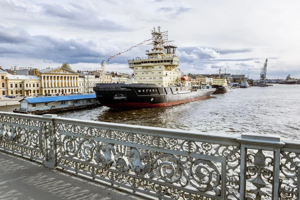 Icebreaker "Moskou" is afgemeerd in de buurt van de promenade des anglais in — Stockfoto