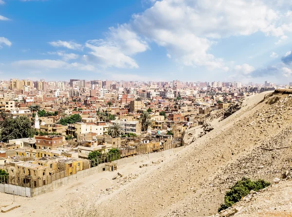 Giza, Mısır piramitleri yıkıntıları Kahire'den görünümünü — Stok fotoğraf