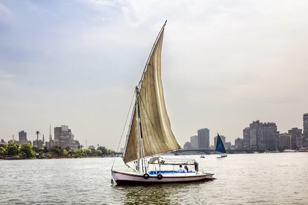 Veleros en el Nilo en El Cairo en Egipto — Foto de Stock