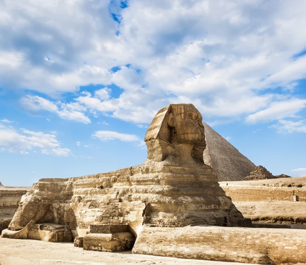 Сфинкс и пирамида Хеопса в Гизе — стоковое фото