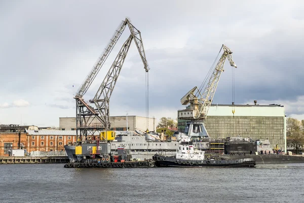 Floating cranes and tugs on the river Neva in Saint Petersburg — Stock Photo, Image