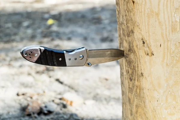 Un cuchillo clavado en la madera en el bosque — Foto de Stock