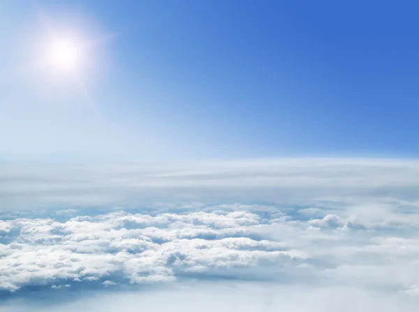 Spójrz na chmury i słońce z wysokości — Zdjęcie stockowe
