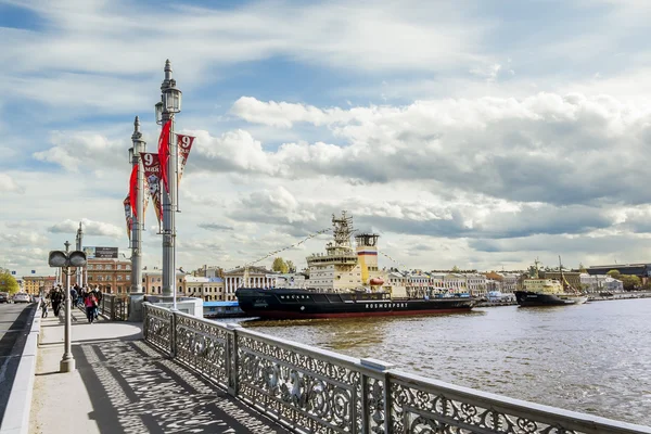 Icebreaker "Moskou" is afgemeerd in de buurt van de promenade des anglais in — Stockfoto