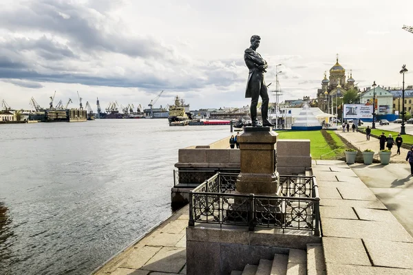 Monumento a ivan kruzenshtern en el terraplén del teniente Schmid — Foto de Stock