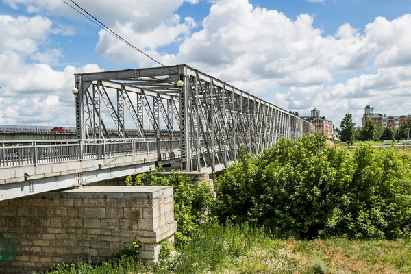 Пешеходный мост через реку Сосну в Ельце — стоковое фото