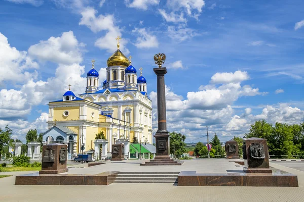 Catedral de Voznesenskij e praça vermelha na cidade de Yelets, Li — Fotografia de Stock