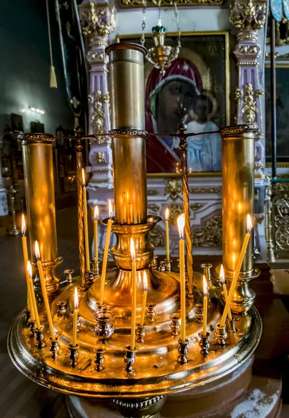 Kaarsen branden in de kathedraal — Stockfoto