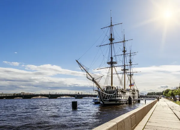 Un velero en el río Neva y el puente Troitsky en Saint Pe — Foto de Stock