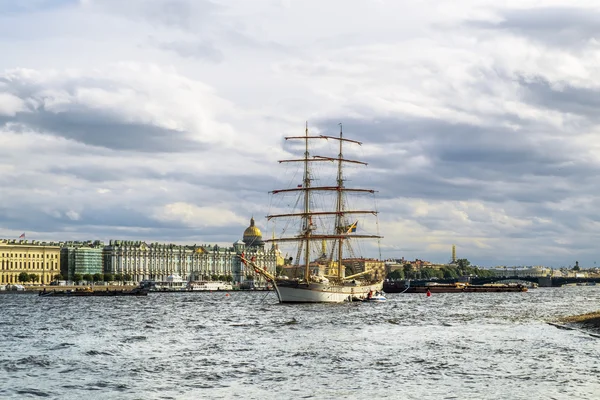 Sailing vessel "Tre Cronor" in the waters of the Neva River in S — Stock Photo, Image