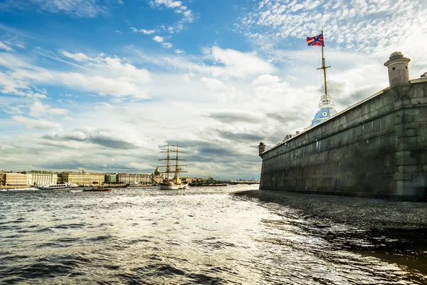 Segelschiff "tre cronor" in den Gewässern der Newa — Stockfoto